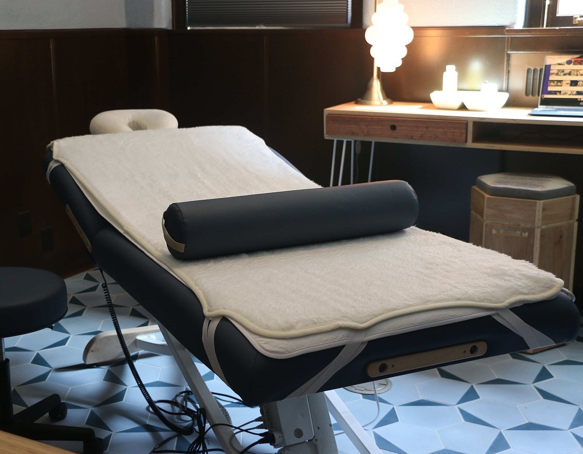 Custom Craftworks Spa Series Hands Free table with lift back
